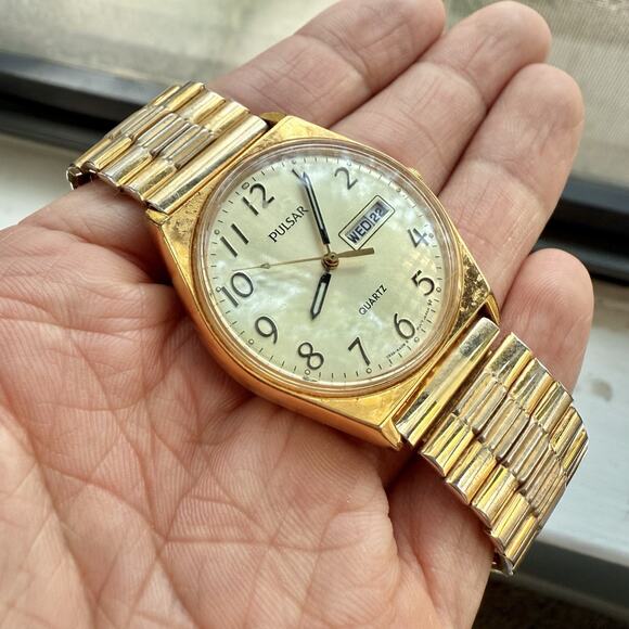 Vintage Pulsar V533-8A70 Gold Tone Quartz Men’s Watch Day Date Stretch Band 34mm - Picture 3 of 8